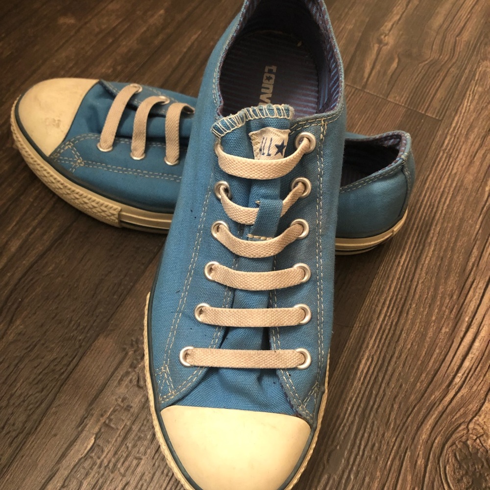 Baby Blue Converse size 8 1/2